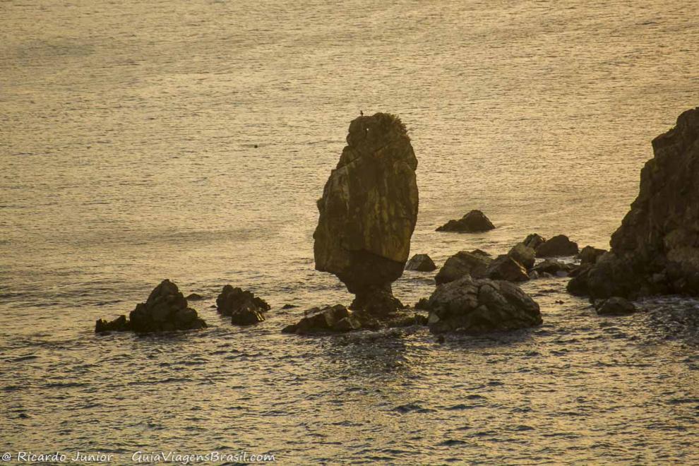 Imagem preto e branco das charmosas pedras no mar de Fernando de Noronha.